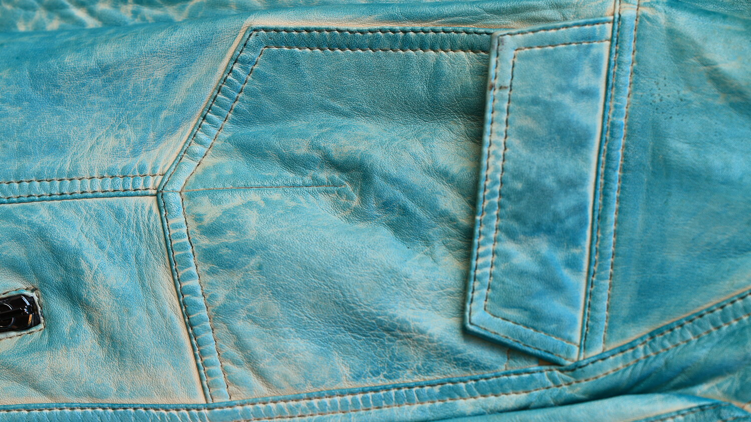 Drum-dyed leather, even saturated tone